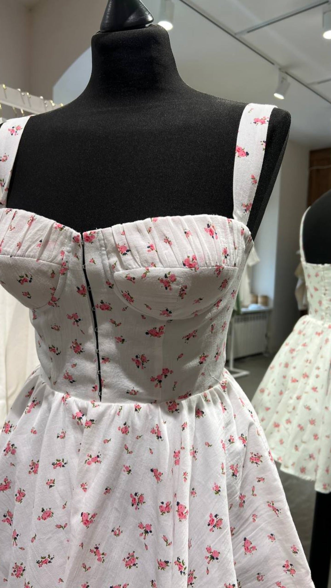 Белое платье в цветочный принт