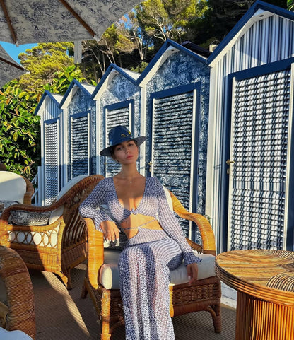 Синее длинное платье с открытой талией